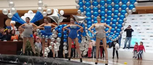 По центру Петербурга продефилируют девушки в нарядах из воздушных шаров