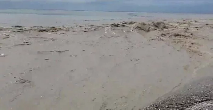 На Кубани сильные дожди превратили пляж в 