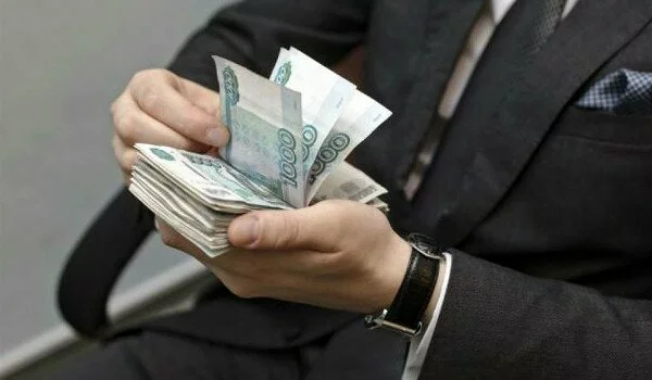 Ведущий из Красноярска высмеял депутатов за решение поднять себе зарплаты