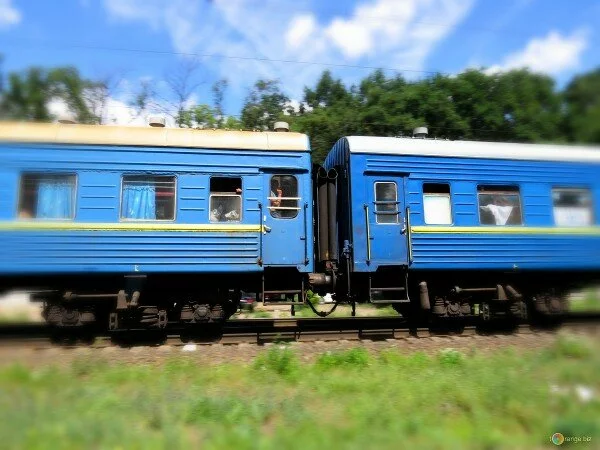 Под Ростовом поезд разрезал двоих человек