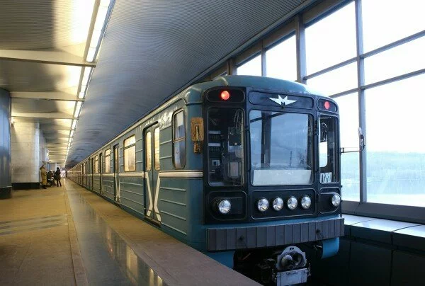В метро Москвы поезд сошел с рельсов