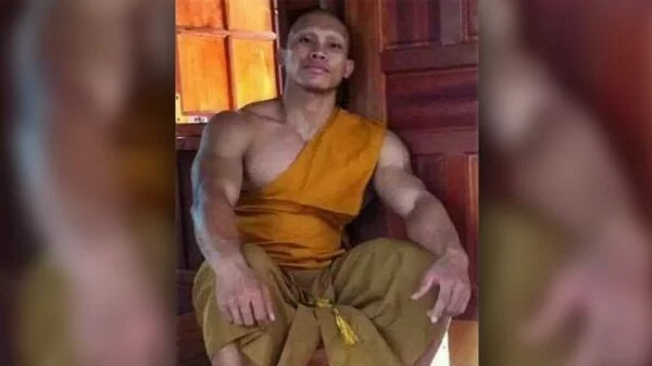 Буддистский монах-качок обратился с просьбой жертвовать лишь здоровую пищу