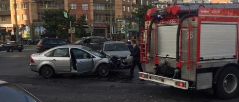 На Луначарского пострадавшая в ДТП иномарка вылетела на тротуар и сбила молодую девушку