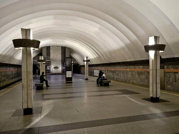 На станции метро «Ладожская»? пассажир упал на рельсы