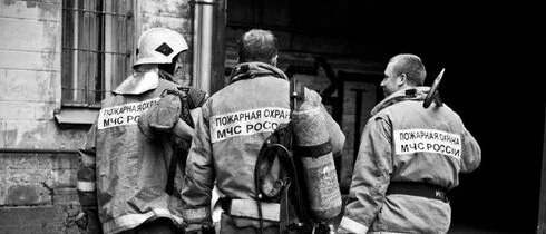 На улице Савушкина тушили пожар в двухкомнатной квартире
