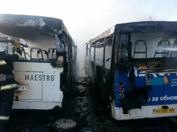 На западе Москвы сгорели два пассажирских автобуса на МКАД