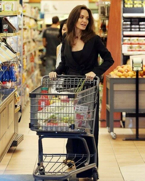 Папарацци сфотографировали Анджелину Джоли во время похода в супермаркет