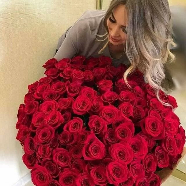 Пользователи Сети подозревают, что Женя Феофилактова покупает себе цветы сама