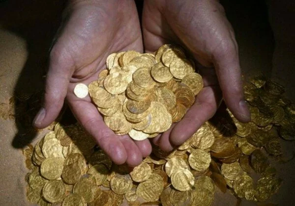 «Пошёл в туалет и нашёл клад»: В Амурской области ребёнок откопал в лесу монеты XIII века
