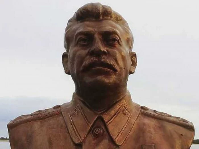 В центре Москвы установили бюст Сталина