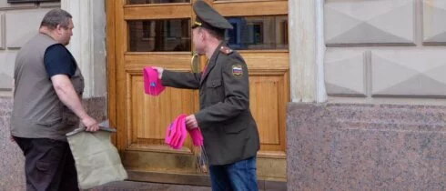 «Ты не пройдешь»: помощника депутата лишили пропуска в ЗакС за общение с активистом и розовый галстук