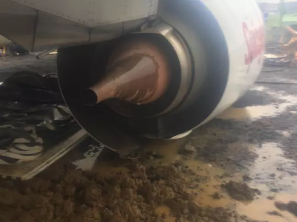 В аэропорту Мумбаи самолёт застрял в грязи после приземления