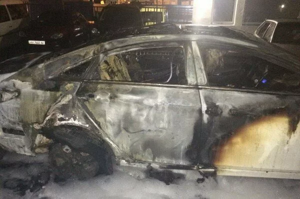 В Чите на автостоянке ночью сгорели 17 автомобилей и один автобус