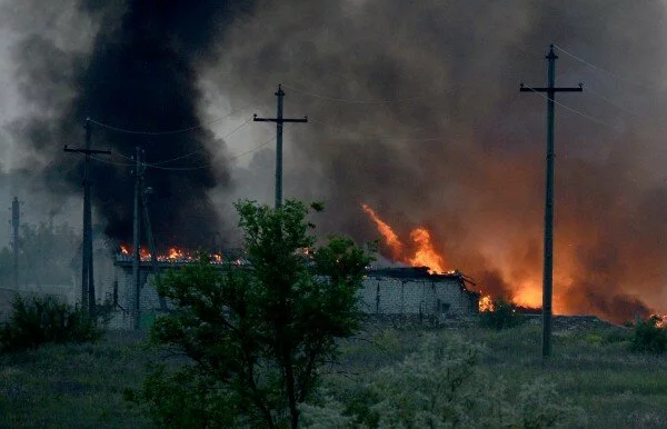В донецкой области взрыв на складе боеприпасов вызвал пожар