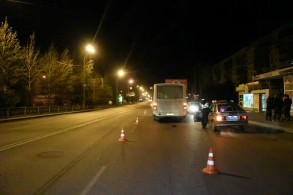 В Екатеринбурге автобус насмерть сбил сидевшего на дороге человека