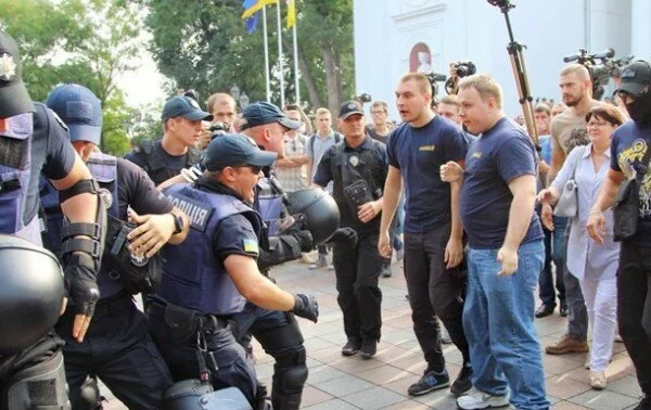 В Одессе участники митинга за отставку мэра подрались с полицией