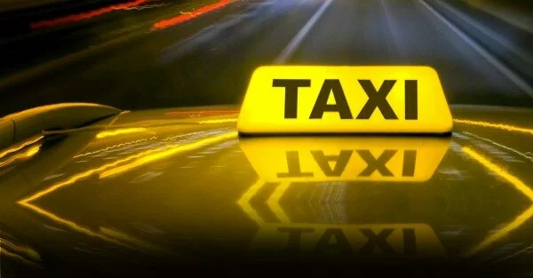 В Омске жестоко избили такси и угнали автомобиль