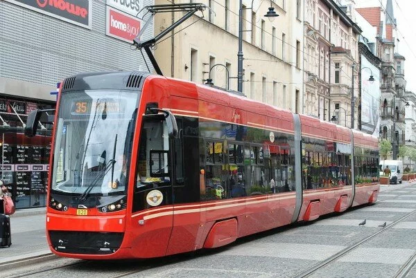 В Польше украинца приковали цепью и заставили вымыть трамвай