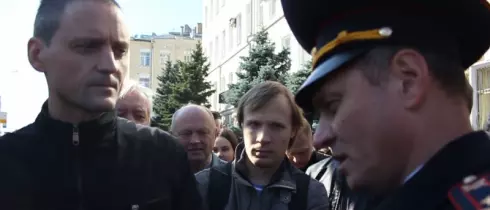 В Сети появилось видео задержания оппозиционера Сергея Удальцова во время акции в центре Москвы