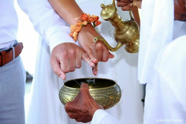 В Шри-Ланке невеста заставила 250 школьников нести шлейф ее сари