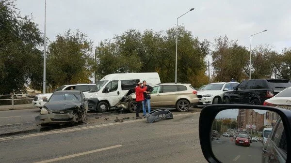 В Волгоградской области пьяный шофер протаранил восемь авто на стоянке