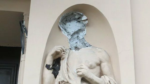 Задержан похититель головы со скульптуры на доме Кирилловых