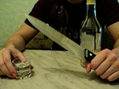 Житель Омской области из-за ревности ударил своего друга ножом 40 раз
