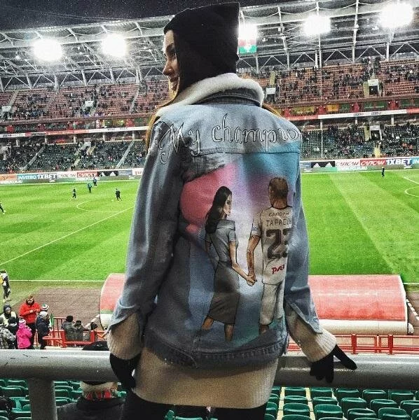 Анастасия Костенко надела оригинальную куртку для поддержки Дмитрия Тарасова в матче против ФК «Краснодар»