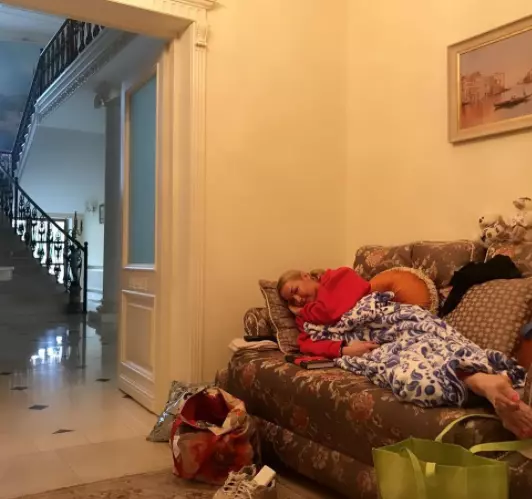 Анастасия Волочкова спит на диване в прихожей