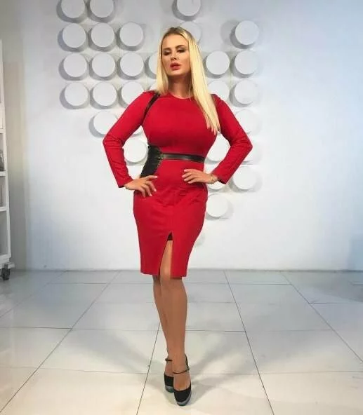 Анна Семенович удивила поклонников стройной фигурой в красном платье