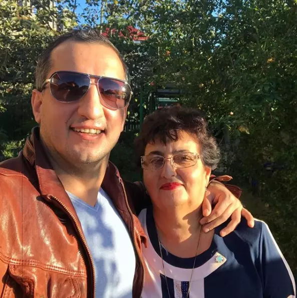 Арарат Кещян поздравил маму с Днем учителя и поделился фотографией с ней