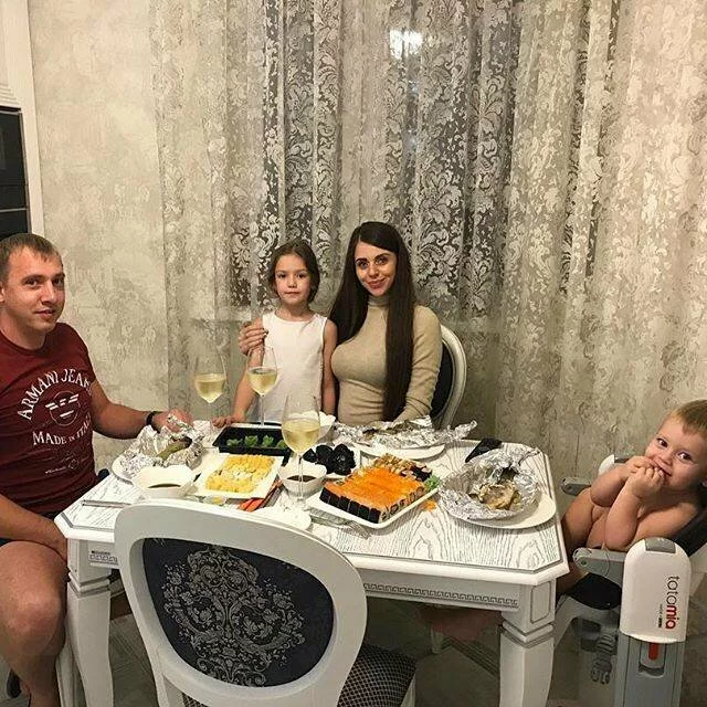 Беременная Ольга Рапунцель провела вечер в компании чужого мужа и его детей