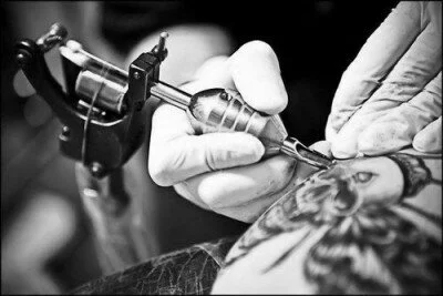 Британец обзавёлся «сифилисом» и «гонореей», сделав татуировку «вслепую»