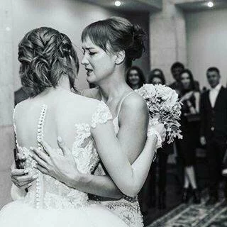 Диана Шурыгина поделилась свадебным фото с матерью