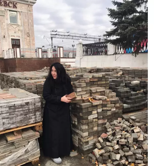 Лолита Милявская опубликовала в Instagram фото со стройки с кирпичом в руке