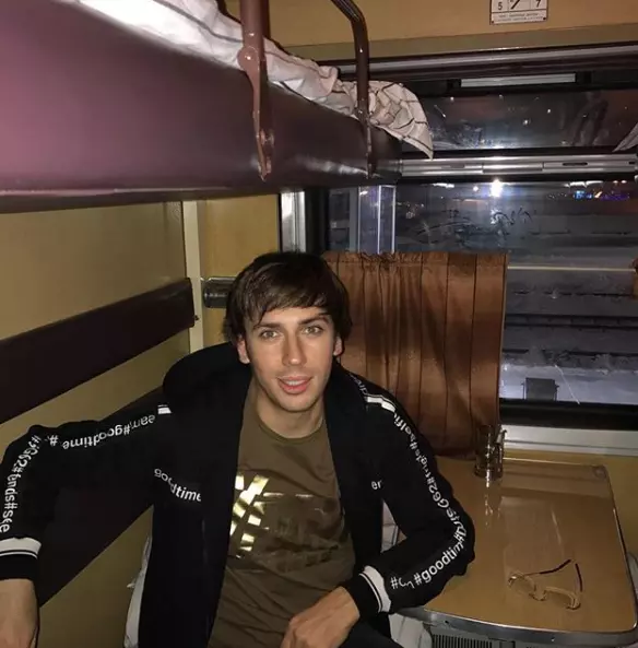Максим Галкин проехался в купе поезда после критики фанатов