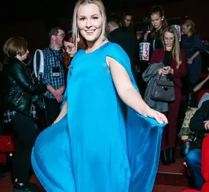 Мария Кожевникова прячет пышние формы под широким платьем