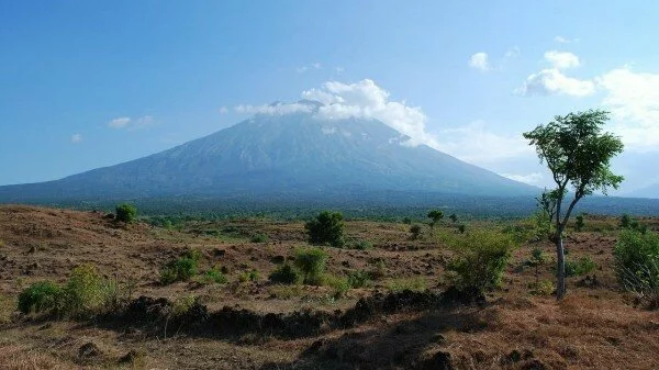На Бали из-за вулкана продлён режим чрезвычайной ситуации