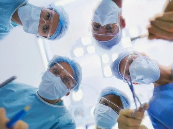 На Урале хирурги после операции оставили перчатку в животе женщины