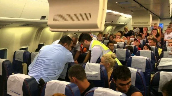 Руководитель Минздрава Иркутска отказался помочь пассажиру самолета