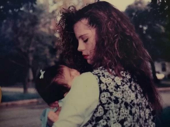Селена Гомес опубликовала детский снимок с мамой