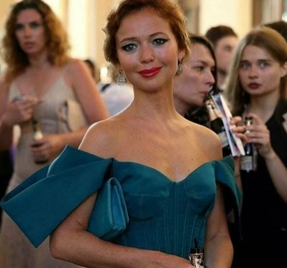 СМИ: Звезда сериала «Кадетство» Елена Захарова ждет ребенка