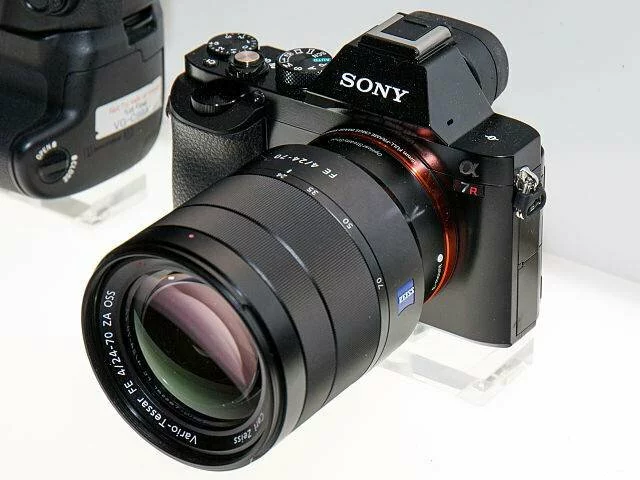 Sony представила полнокадровую 42-мегапиксельную беззеркальную камеру A7R III