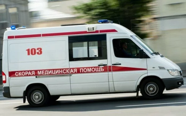 Сотрудница МВД выпала на ходу из служебной машины на Урале