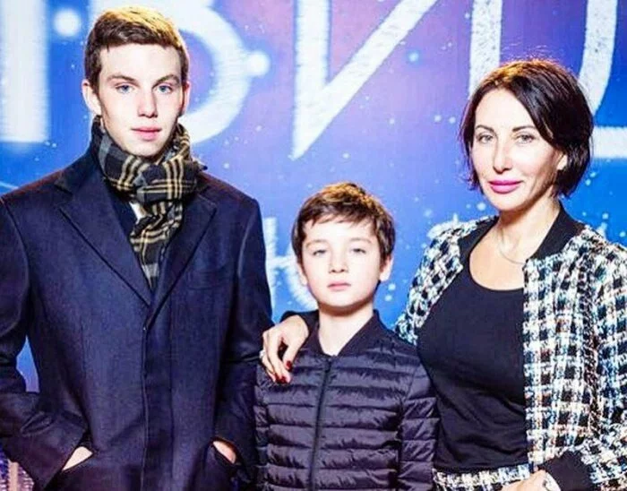Алика Смехова рассказала, что ей тяжело одной воспитывать сыновей