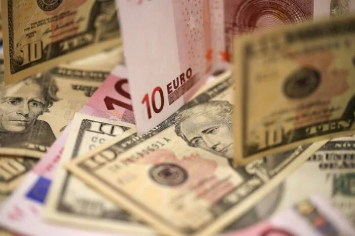 ММВБ: Рубль снижается к доллару