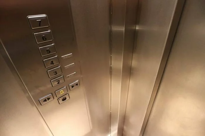 Педофил напал на 14-летнюю девочку в лифте в Санкт-Петербурге