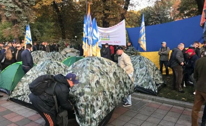Протестующие у Рады выложили из конфет послание Петру Порошенко