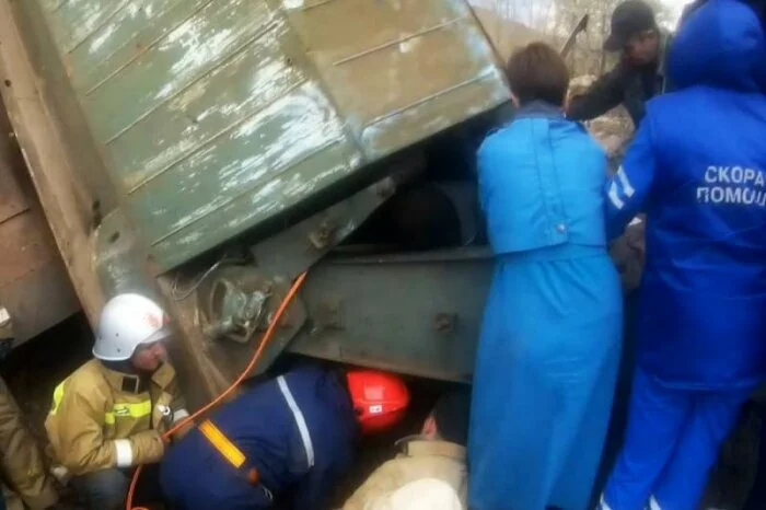 Спасатели извлекли машиниста, придавленного железнодорожным краном в Челябинской области
