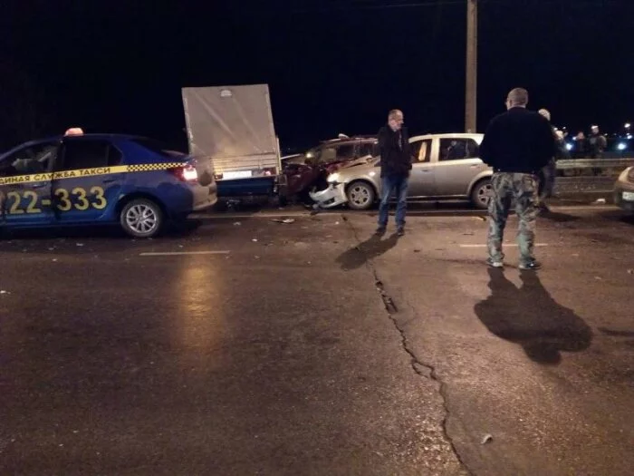 Сразу семь автомобилей столкнулись на путепроводе в Рыбинске